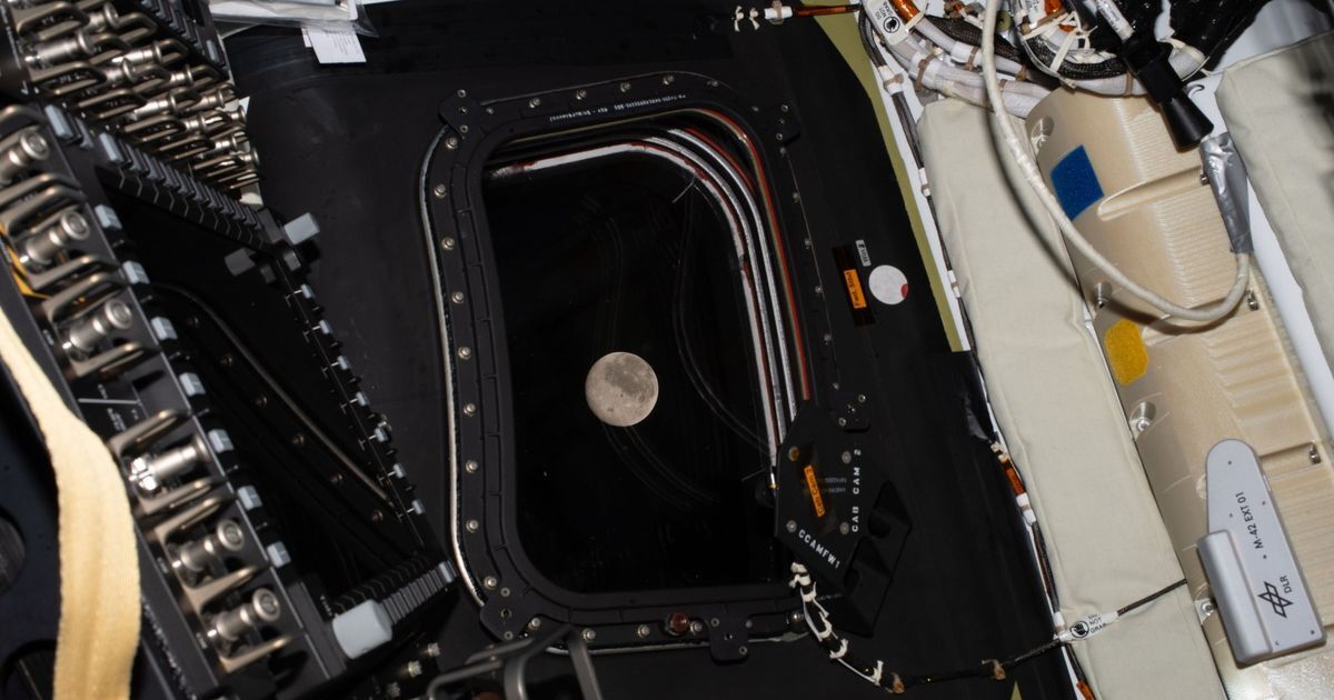 Posádka misie Artemis 2&nbsp;prepísala históriu. Dostala sa ďalej od Zeme ako ktokoľvek pred&shy;tým