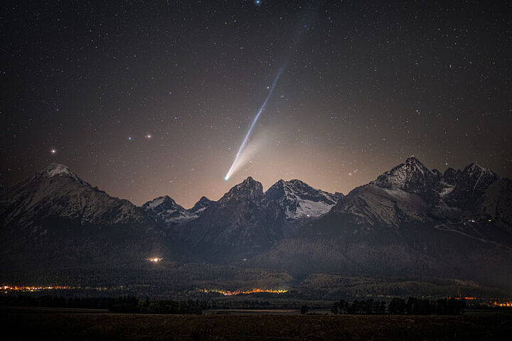 NASA ocenila fotografiu slovenského astrofotografa, zachytáva kométu Lemmon nad štítmi Vysokých Tatier