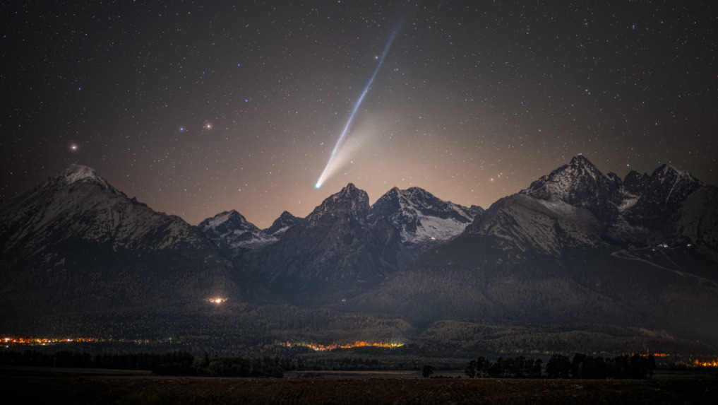 NASA publikovala fotografiu kométy nad Vysokými Tatrami ako prestížnu astronomickú snímku dňa