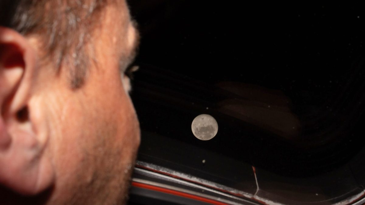 Misia Artemis II sa dostala rekordne ďaleko. Keď sme stratili spojenie so Zemou, každý si dal sušienku, prezradil astronaut