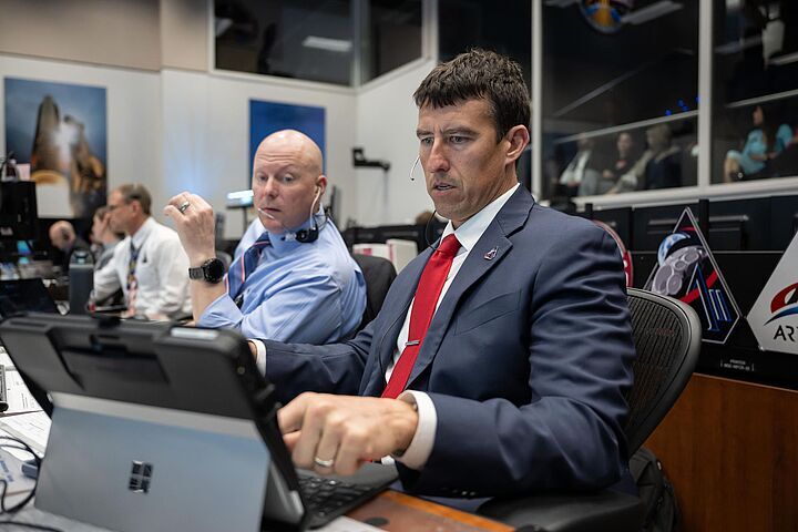 Artemis II: Druhý deň – Testovanie limitov a&nbsp;tanec s&nbsp;horným stupňom rakety