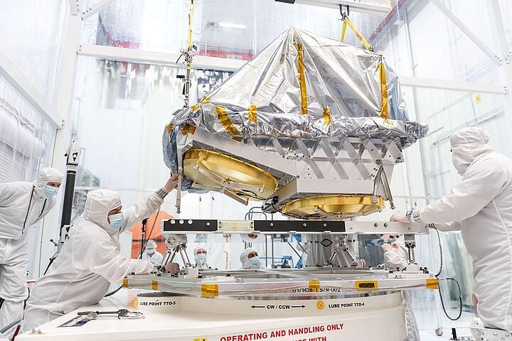 Nový vesmírny teleskop NASA na lov nebezpečných asteroidov sa už skladá