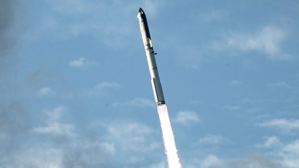VIDEO: Raketa Starship sa prvýkrát dostala na obežnú dráhu. Zem má obletieť šesťkrát, satelity už úspešne vypustila