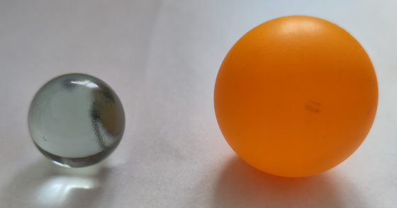 Zem v porovnaní s pingopongovou loptičkou zem-pingpong